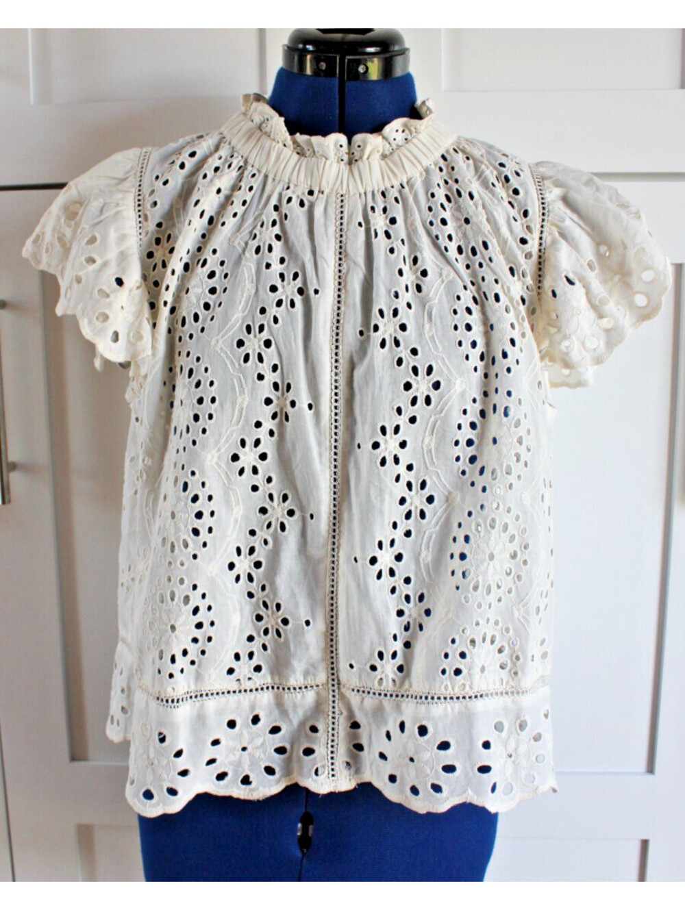 Jennifer & Grace Women's Size M Cream Eyelet Lace Button Down Back Top